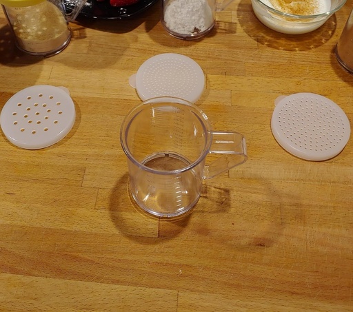 [BRSRAGAOC5YR4GTA] (Pack of 6) Polycarbonate Cheese/Dredge Shakers with 3 Snap-on lids featuring 2mm, 3mm, and 4 mm diameter holes 10 oz, Clear seasoning shaker, sugar/spice dispenser, large salt and pepper shakers (6)